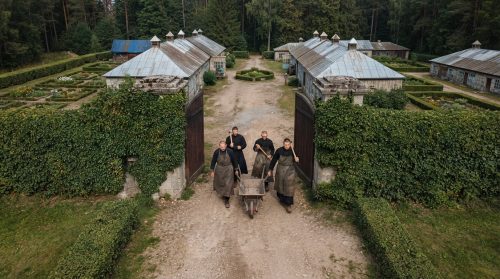 Men_and_stone_gateway_overhead_202607232355