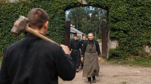 Men_walking_toward_gate_202607232355