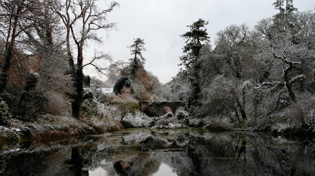 Side_profile_snowy_bank_bridge_202607241853