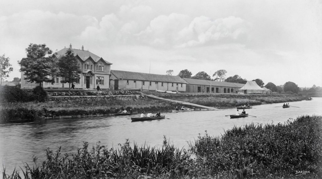 Building_complex_river_boats_Lim_202607100240-1